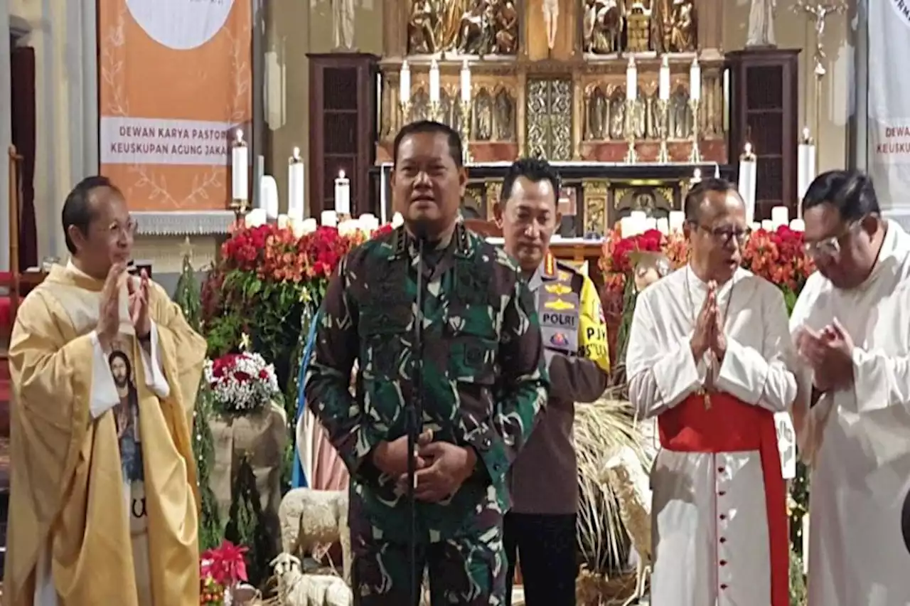 Kunjungi Gereja Katedral, Panglima TNI Ajak Umat Kristiani Jaga Persatuan dan Kesatuan