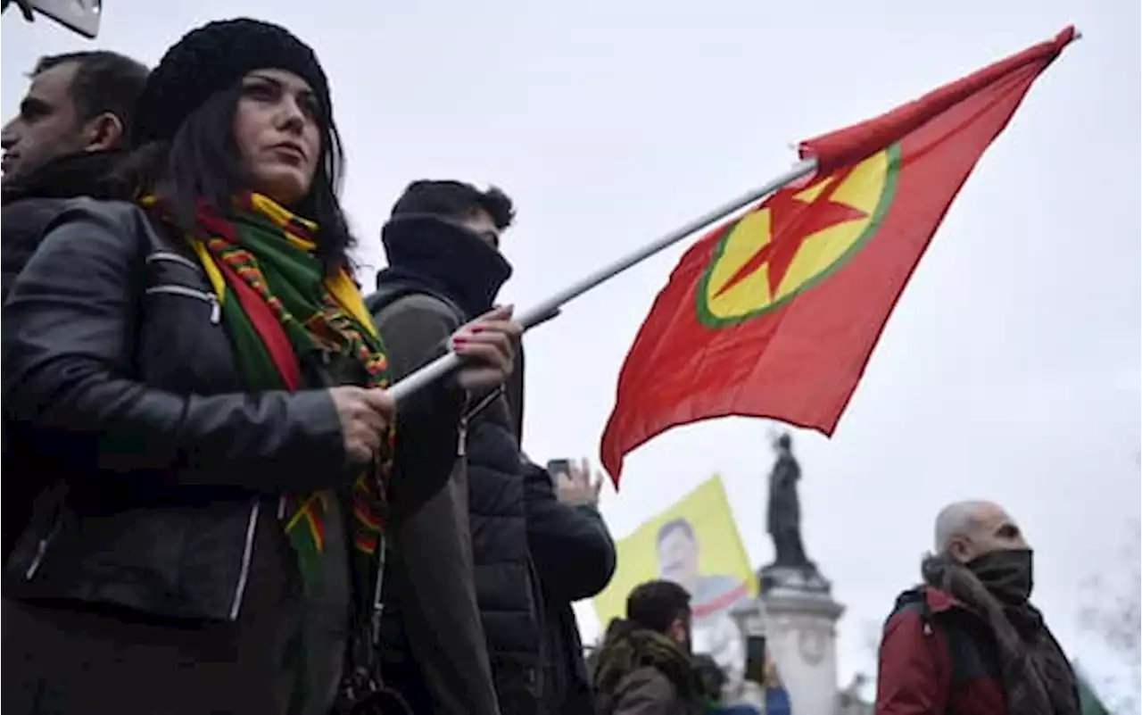 Parigi, i curdi scendono in piazza dopo l’attacco nella capitale