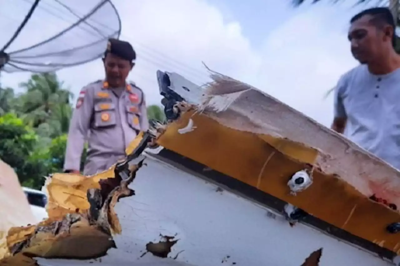 Benda Mirip Serpihan Pesawat Hantam Tiang Rumah Nelayan di Natuna