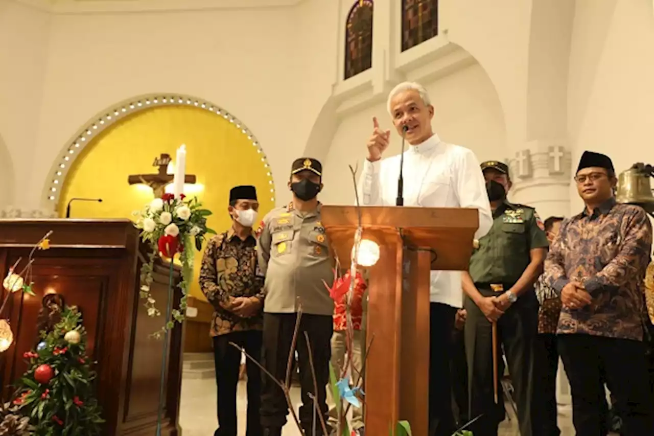 Malam Natal, Ganjar Kunjungi Sejumlah Gereja di Semarang