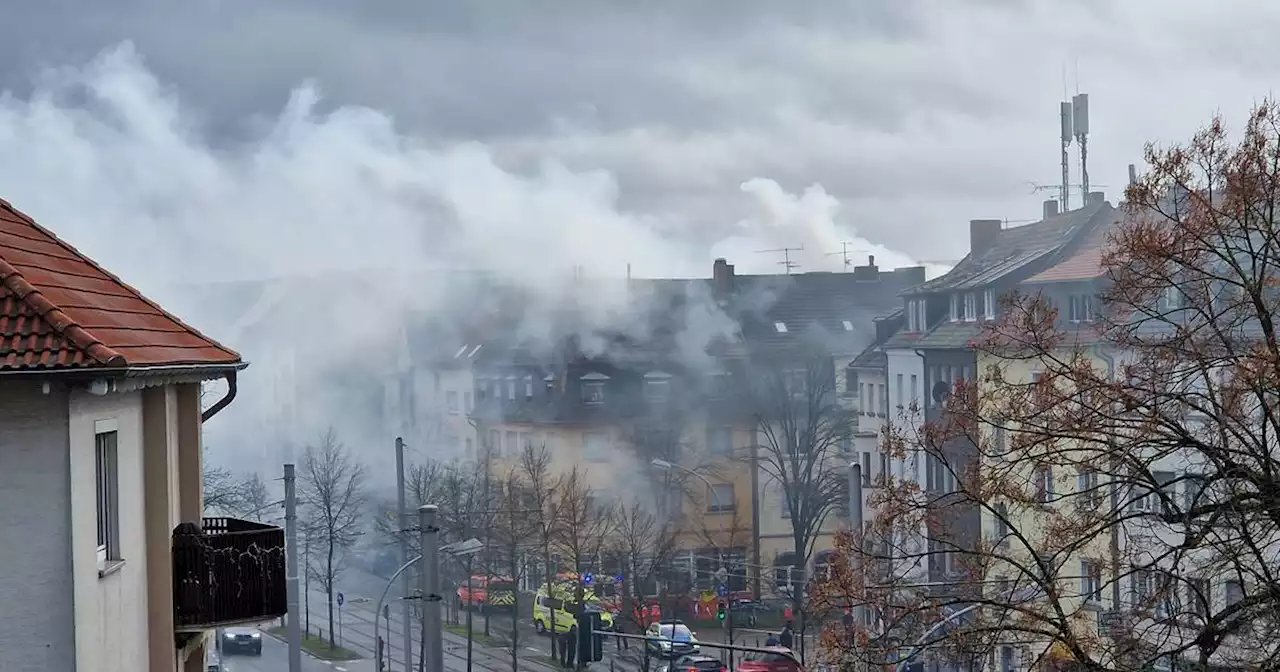 Feuerwehr im Einsatz: Küchenbrand in Saarbrücken zerstört Wohnung – Miethaus evakuiert