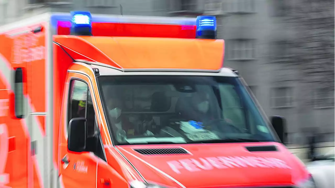 Unfall beim Abbiegen: Auto überschlägt sich – 79-jährige Fahrerin in Berlin schwer verletzt