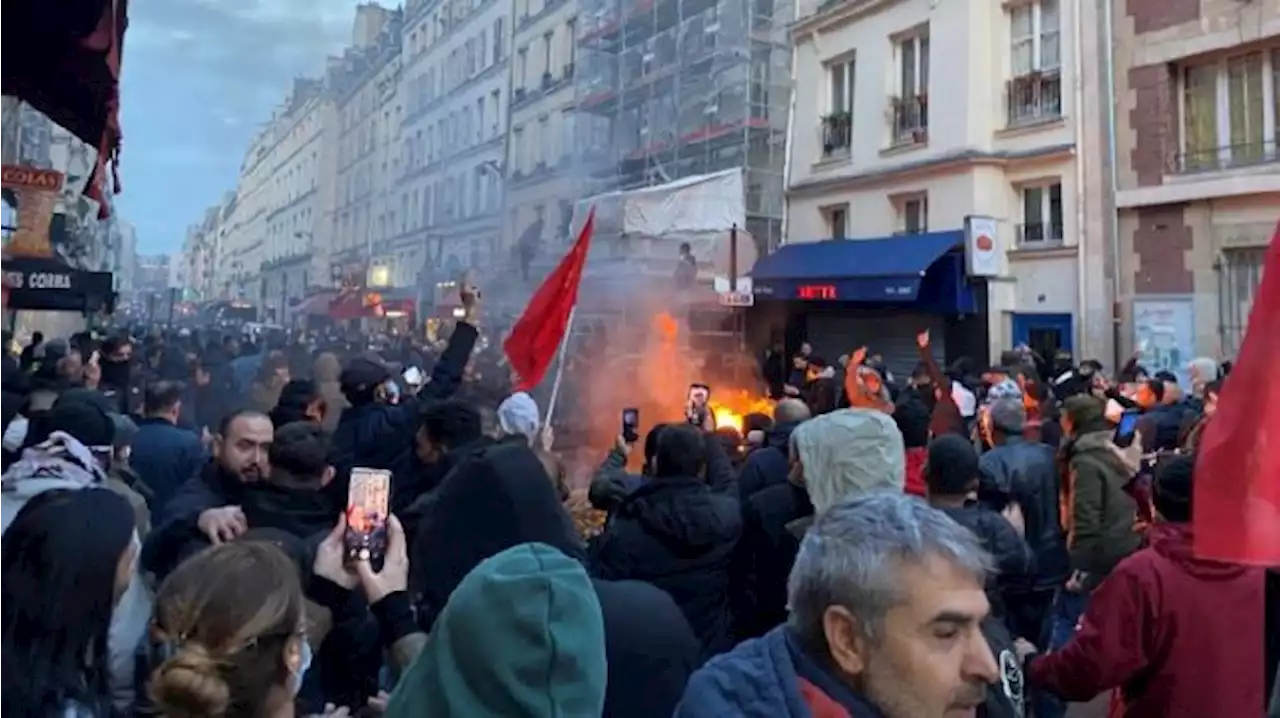 Suku Kurdi di Paris Unjuk Rasa Buntut Penembakan di Paris yang Menargetkan Mereka