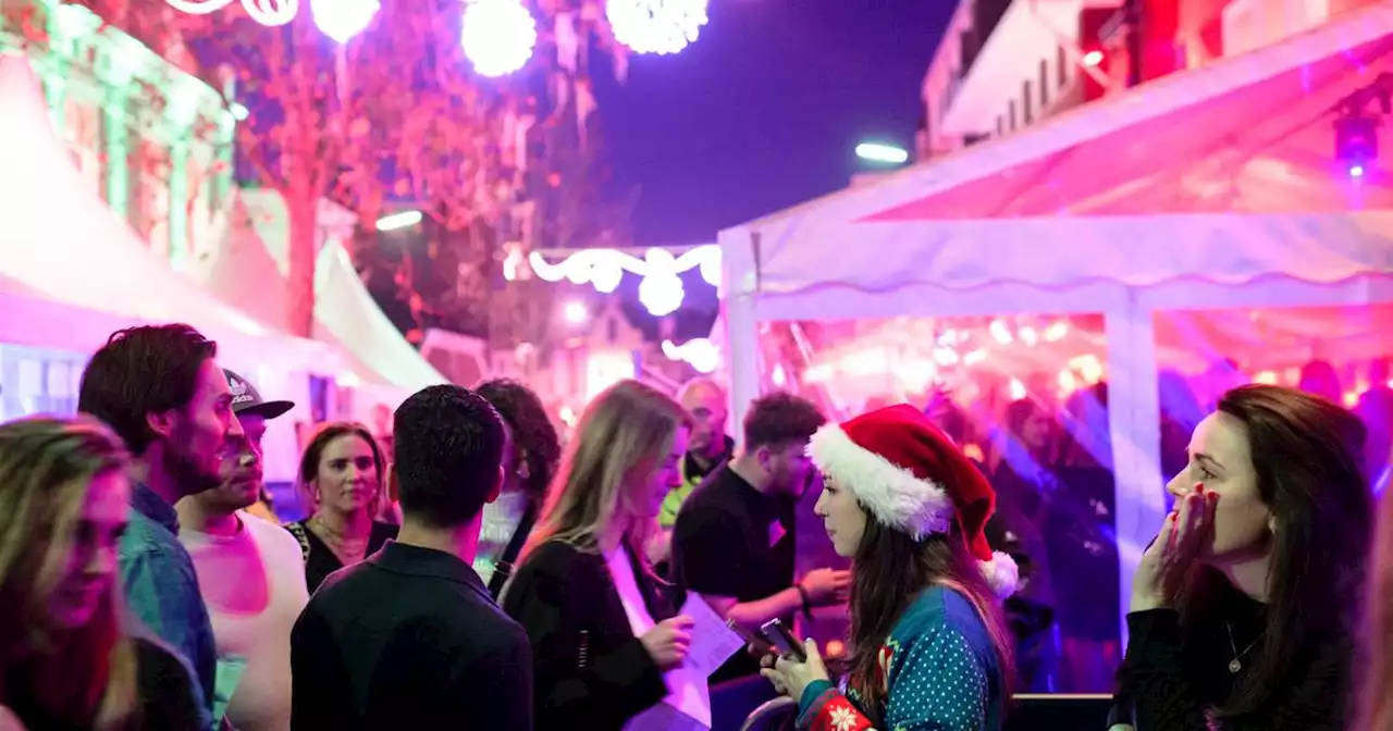 Duizenden Tukkers vieren Kerstmiddag in Hengelo: ‘Gezellige sfeer, wel minder druk’