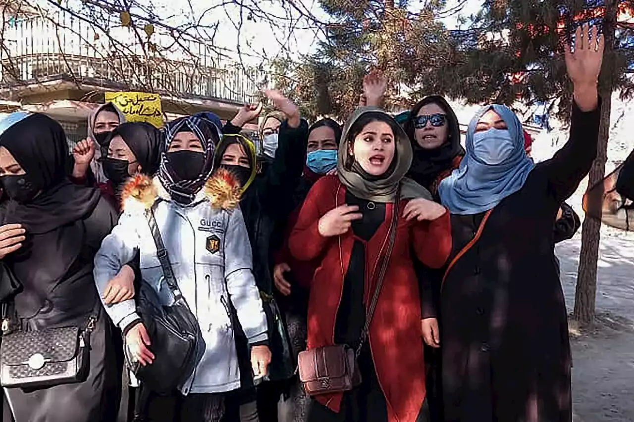 Afghanistan : les talibans interdisent aux femmes de travailler pour les ONG