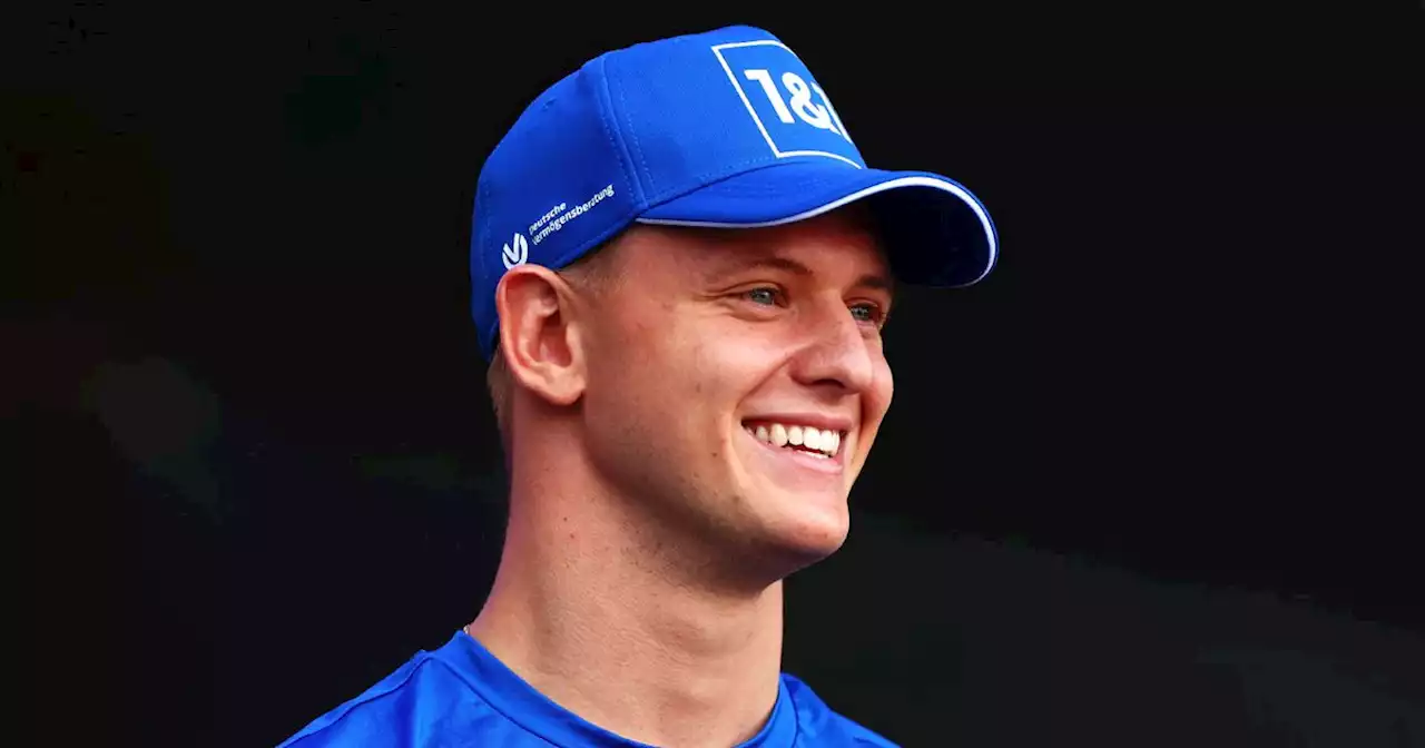 Mick Schumacher: Seltenes Foto zu dritt: Er zeigt sich mit Mama und Schwester unterm Weihnachtsbaum