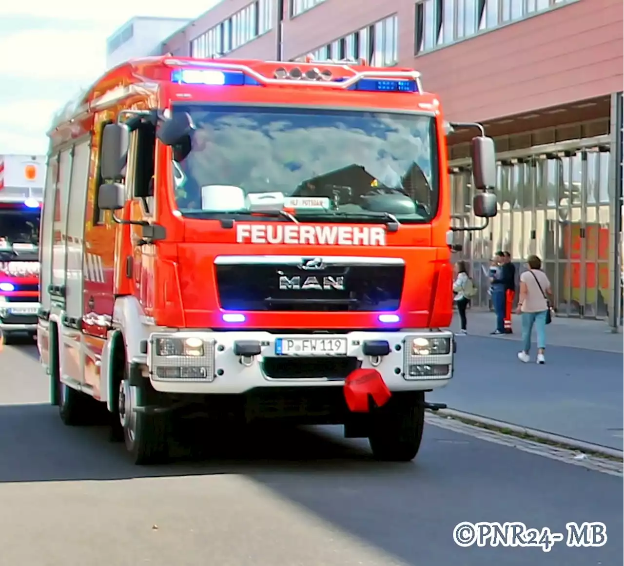 Kinder spielten mit Böllern und entzündeten einen Altkleider Container --- (Cityreport24-Nachrichtenblog)