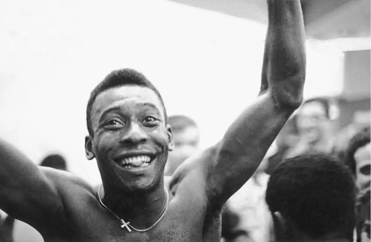 Santos vai homenagear Pelé com coroa sobre escudo do time em 2023