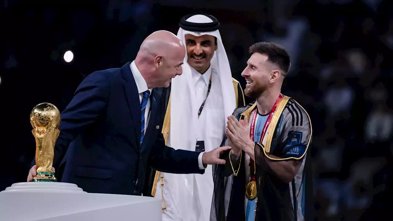 Mondiali, Messi, il suo bisht diventa un trofeo: offerto un milione di dollari da un politico