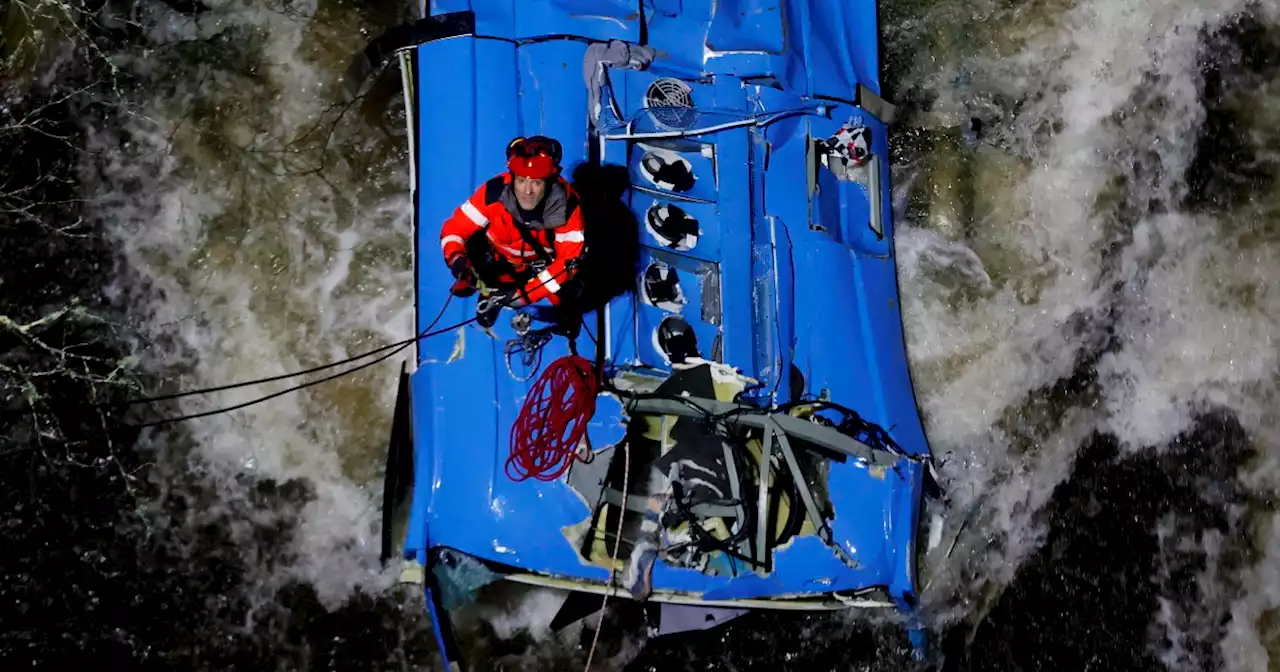 Spagna, bus precipita per 40 metri e cade in un fiume in Galizia: 6 morti e 2 sopravvissuti - Il Fatto Quotidiano