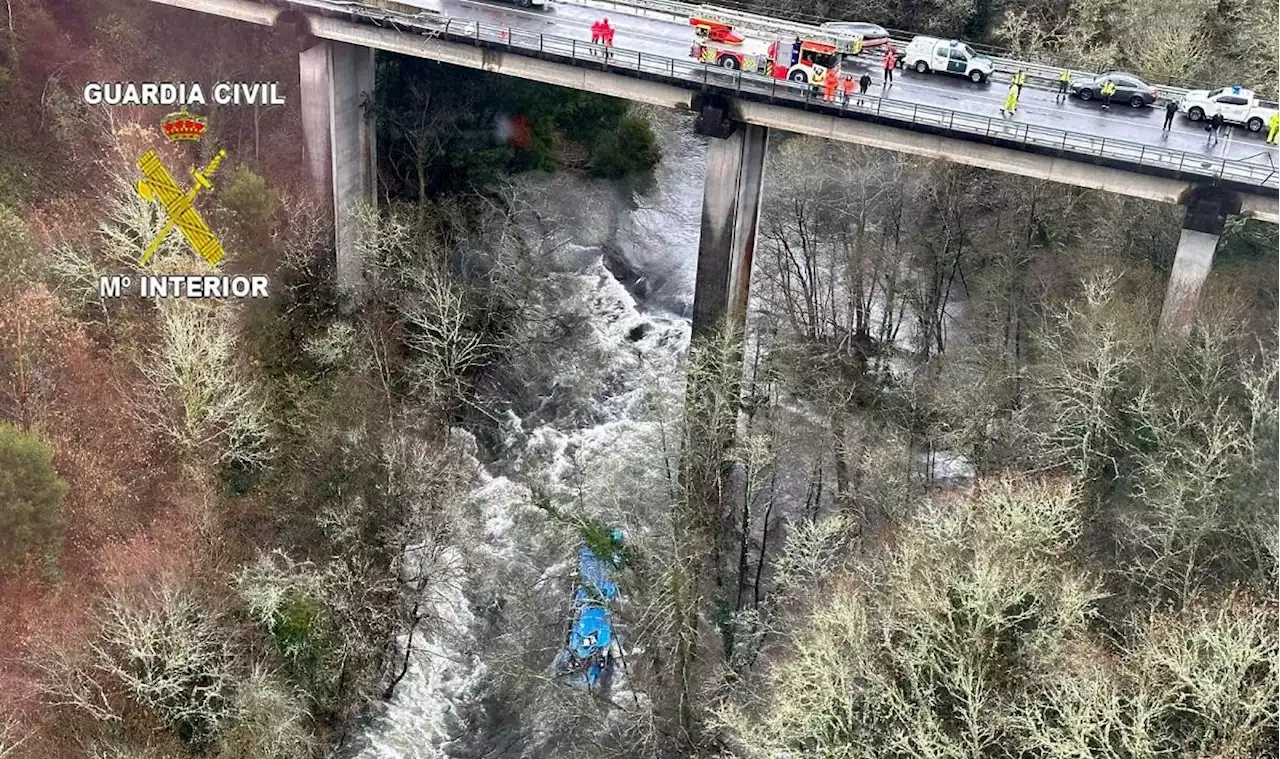 At least 3 dead, 4 missing in Spain after bus plunges off bridge into river