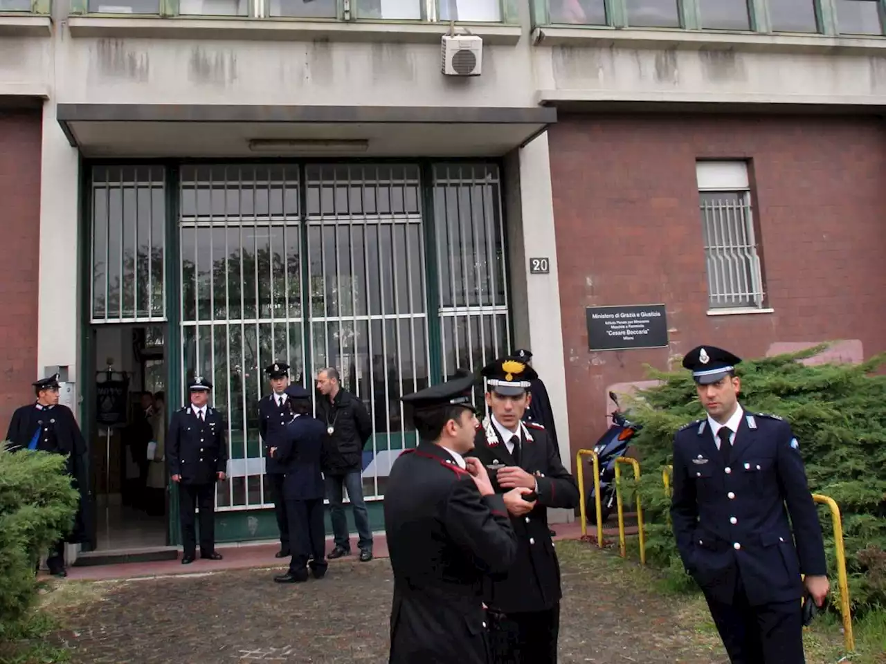 I lavori, il varco, la maxi-fuga: in sette evadono dal carcere Beccaria