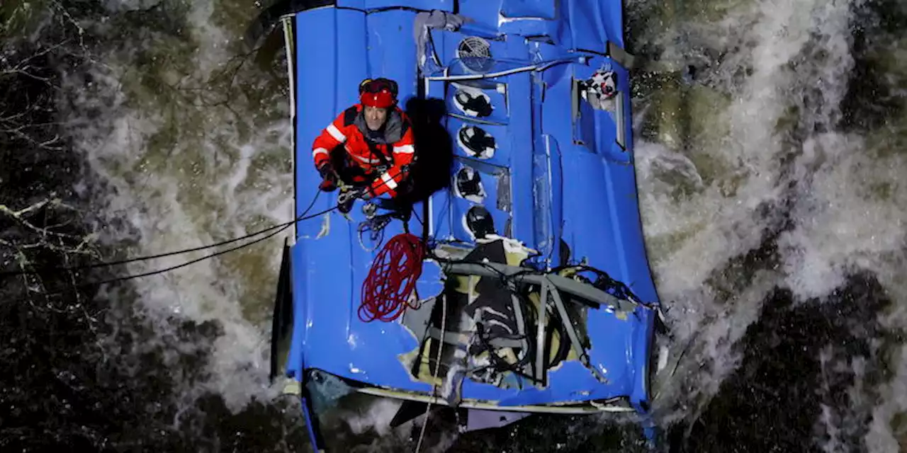 Nel nord-ovest della Spagna sono morte almeno 6 persone dopo che un autobus è caduto da un ponte nel fiume Lérez - Il Post