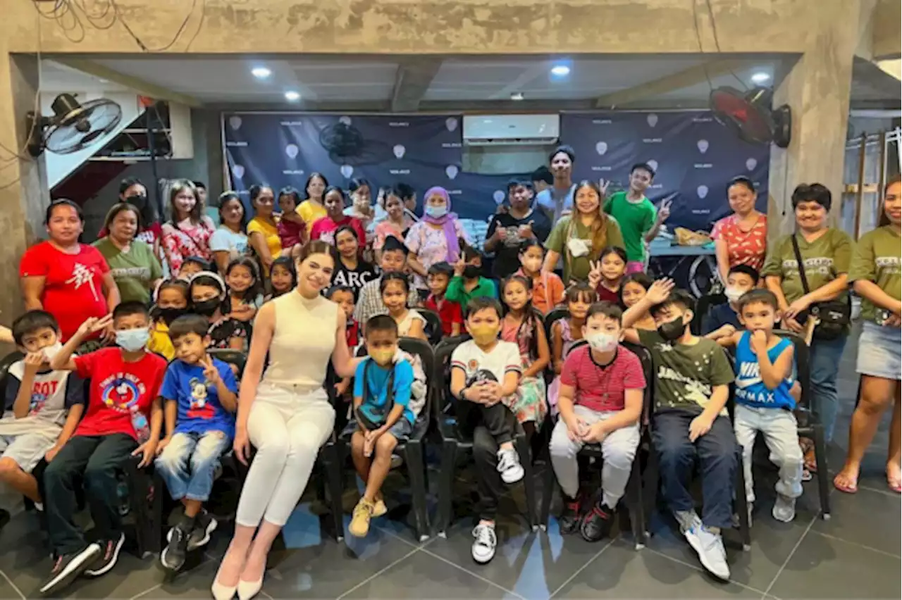 LOOK: Miss World PH 2022 Gwendolyne Fourniol spends Christmas with less fortunate kids