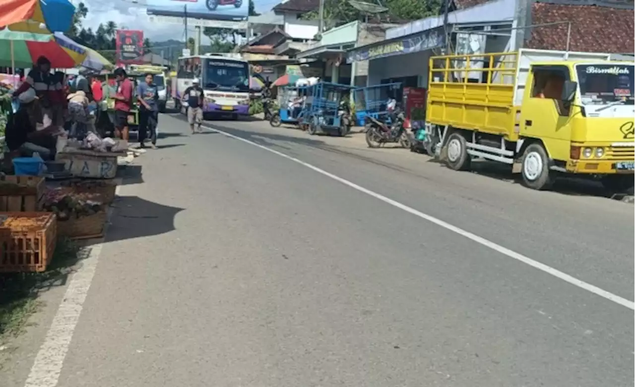 Pasar Tumpah Biang Macet, Polisi-Dishub Amankan Jalur Pacitan–Ponorogo