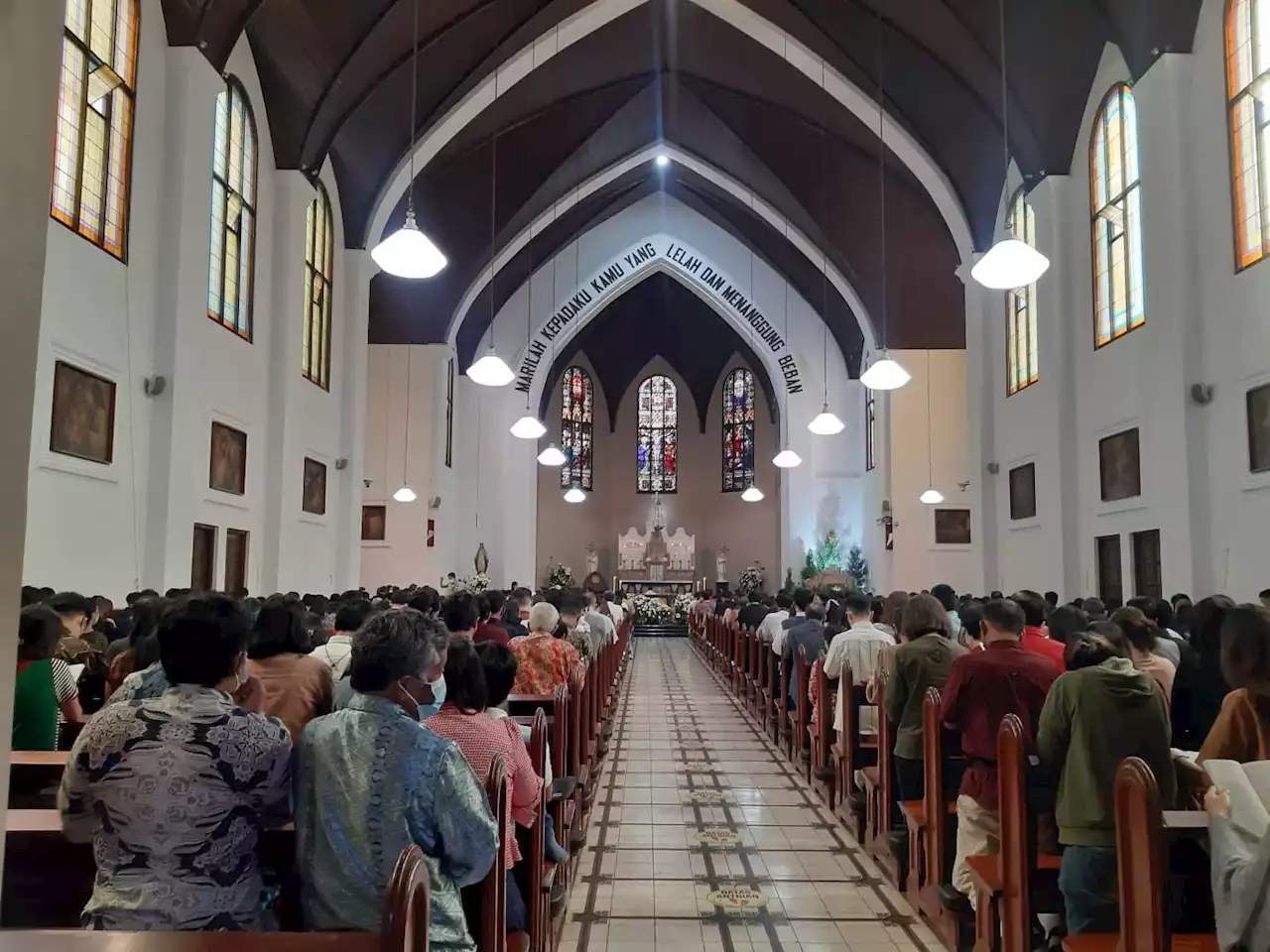 1.600 Jemaat Memenuhi Gereja Katedral Santo Petrus, Kota Bandung