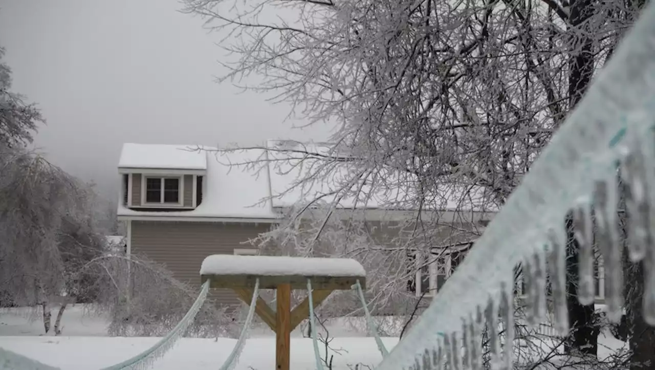 Tempête aux Etats-Unis : maisons couvertes de stalactites, routes enfouies...les images impressionnantes du froid polaire