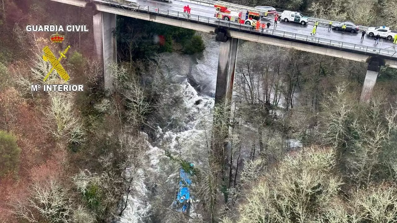 Tragedia in Spagna: bus cade in un fiume in Galizia, 6 morti