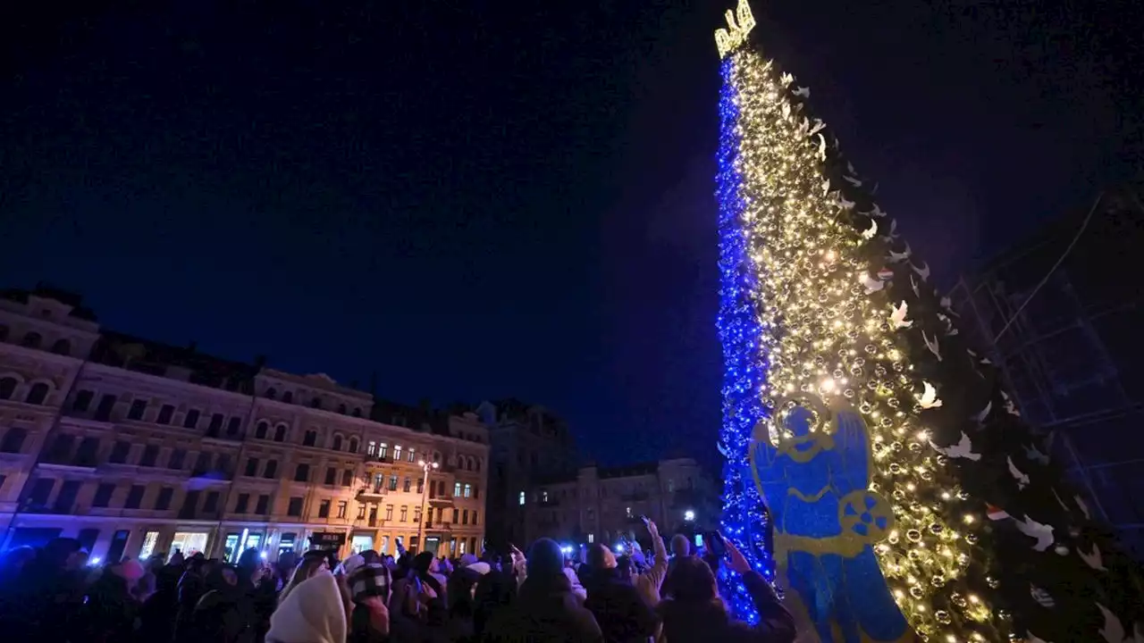 Malgré le froid et l'obscurité, les Ukrainiens déterminés à célébrer les fêtes