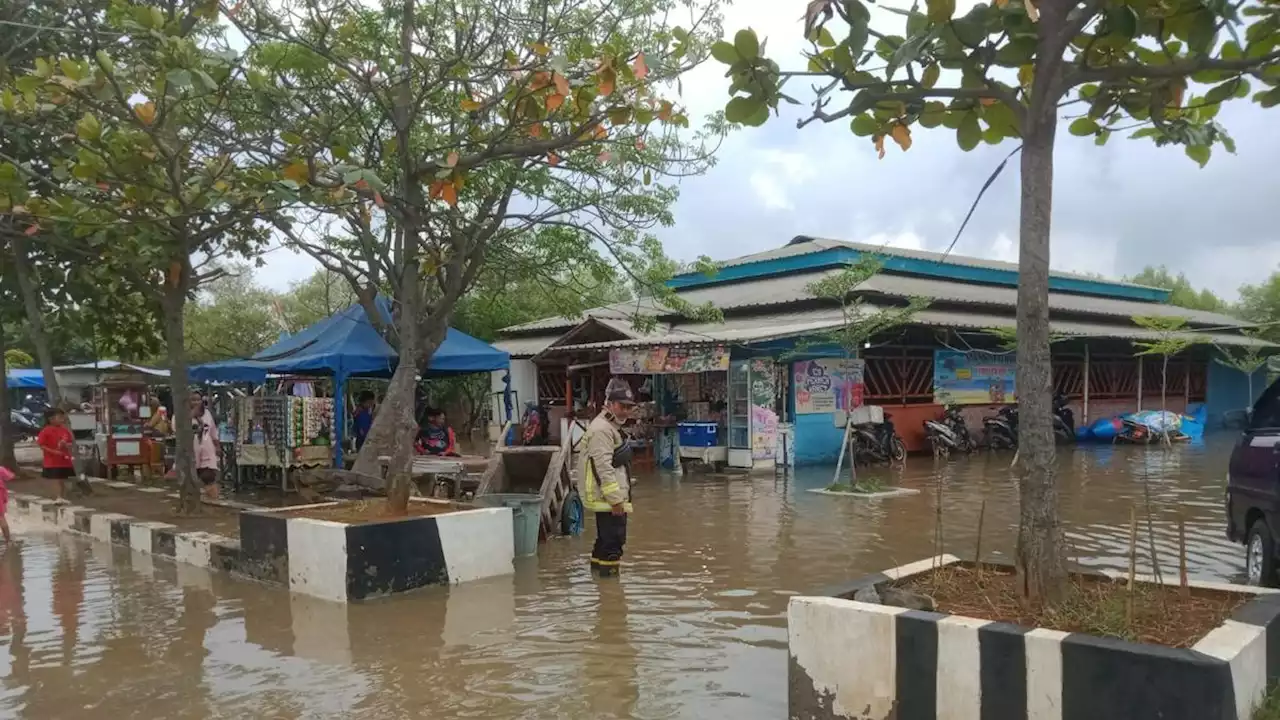 Angin Kencang dan Ombak Besar Terjang Pantura Tangerang, Teluknaga Banjir Rob