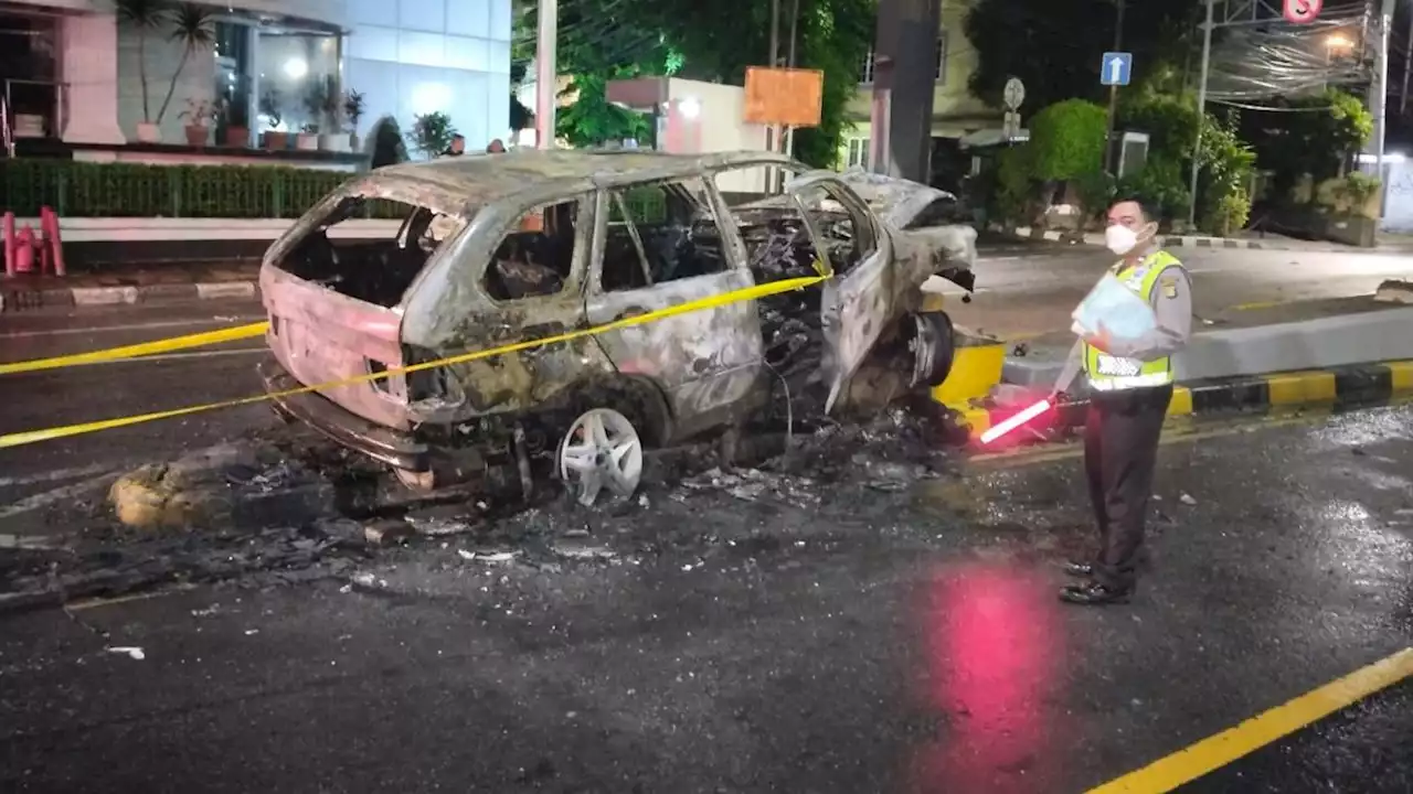 Tabrak Pembatas Jalan, Sebuah Mobil Terbakar di Jakarta Barat