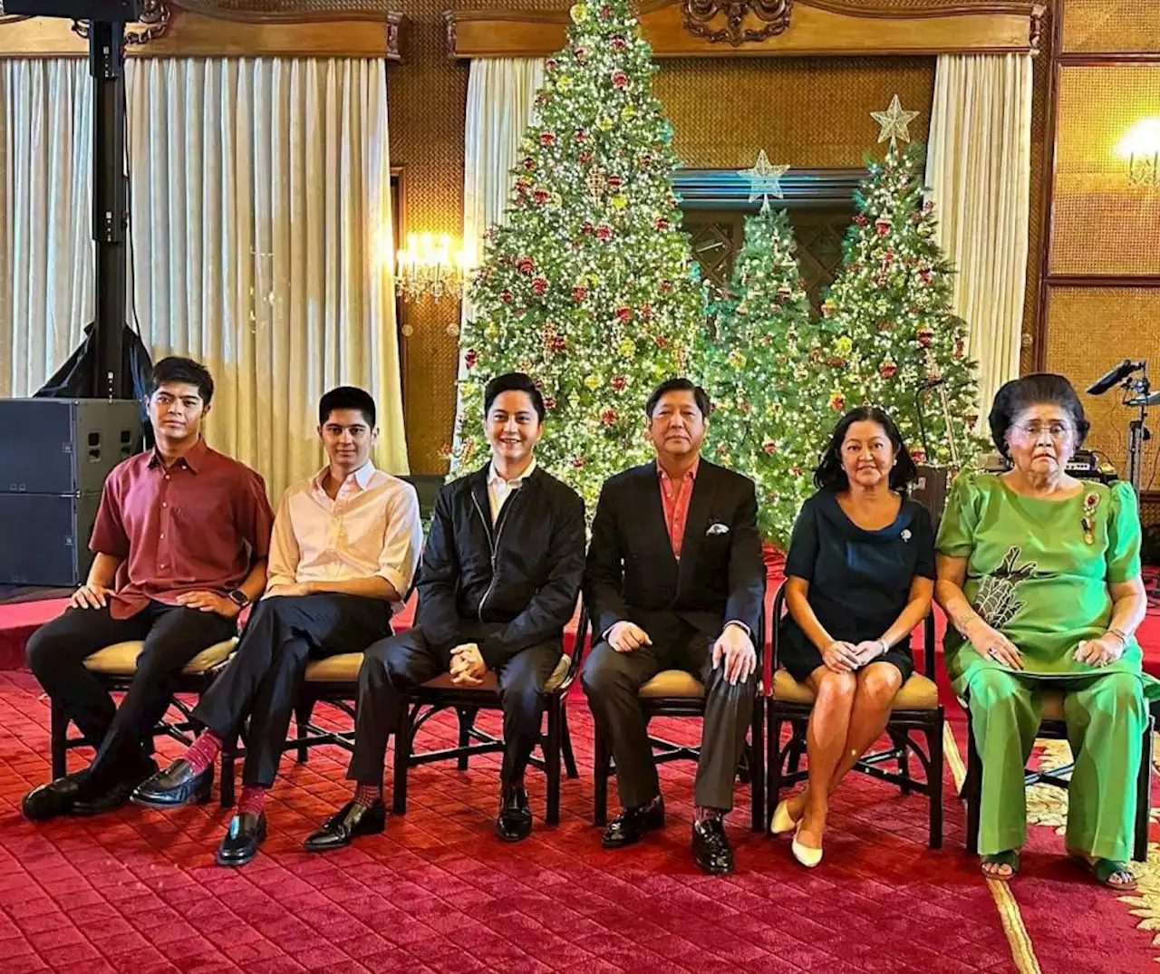 LOOK: Sandro sports big smile in Christmas family pic