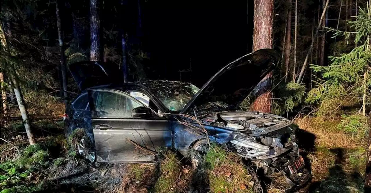 Autofahrer (26) landet nach missglücktem Überholmanöver in Waldstück