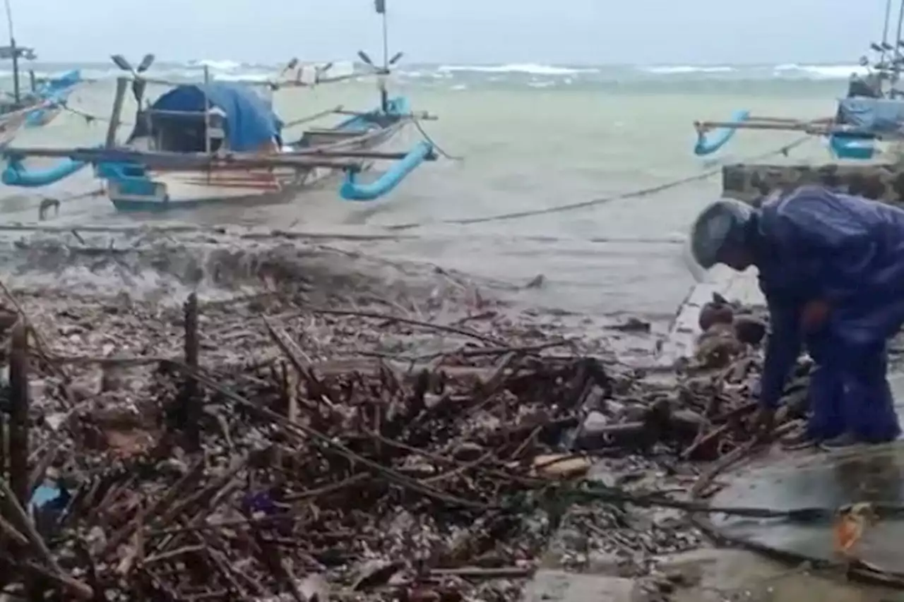 Gelombang Pasang di Pantai Ujung Genteng Sukabumi, Puluhan Perahu Rusak - Pikiran-Rakyat.com