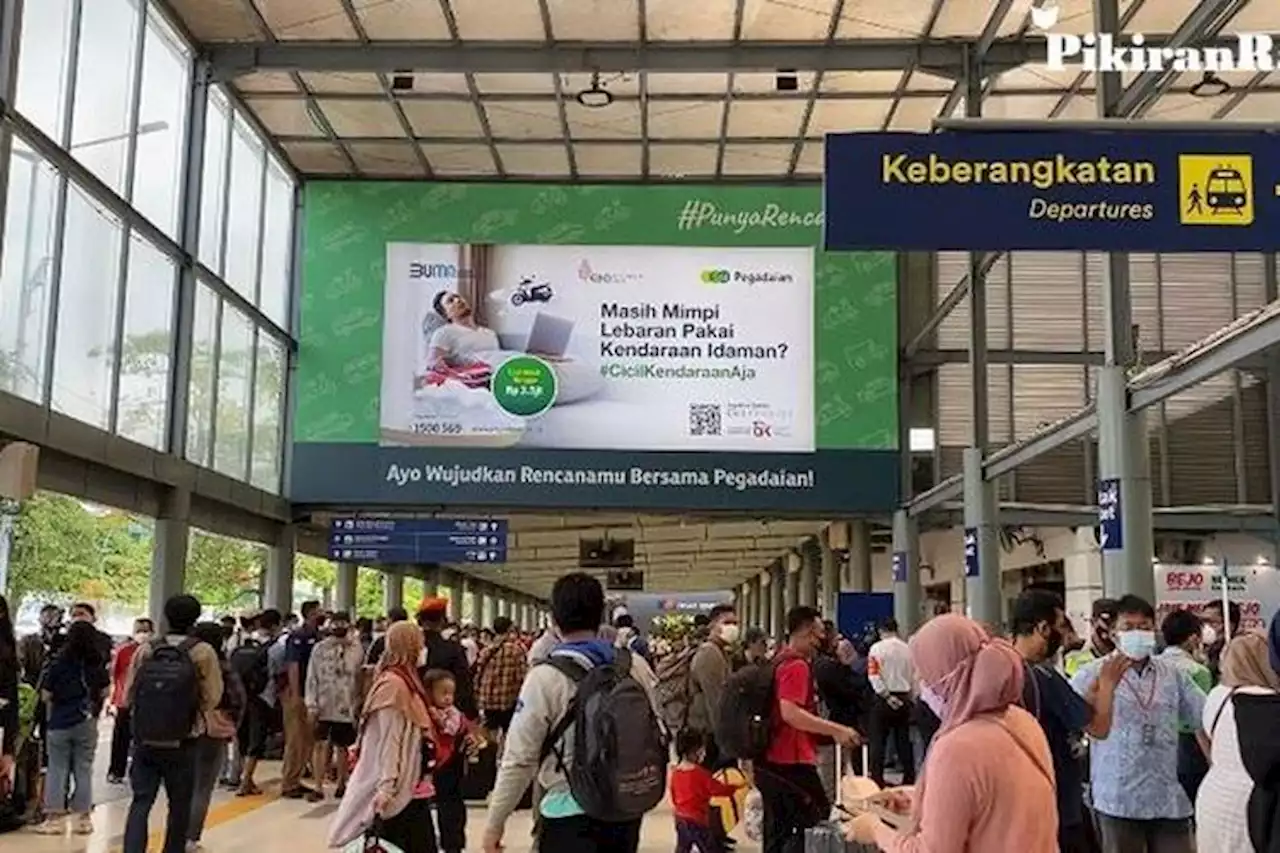 Stasiun Pasar Senen Dipadati Calon Penumpang yang Hendak Mudik dan Liburan Hari Ini - Pikiran-Rakyat.com