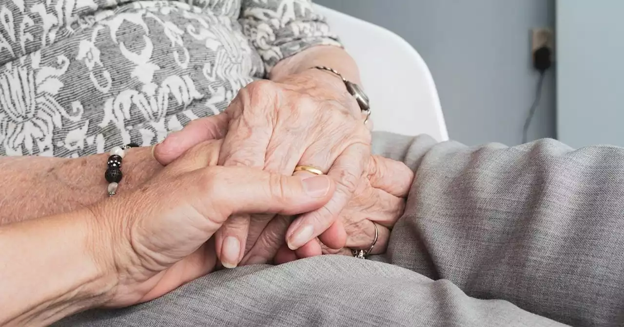 Due anziani costretti a vivere in auto ricevono un pasto caldo per la vigilia