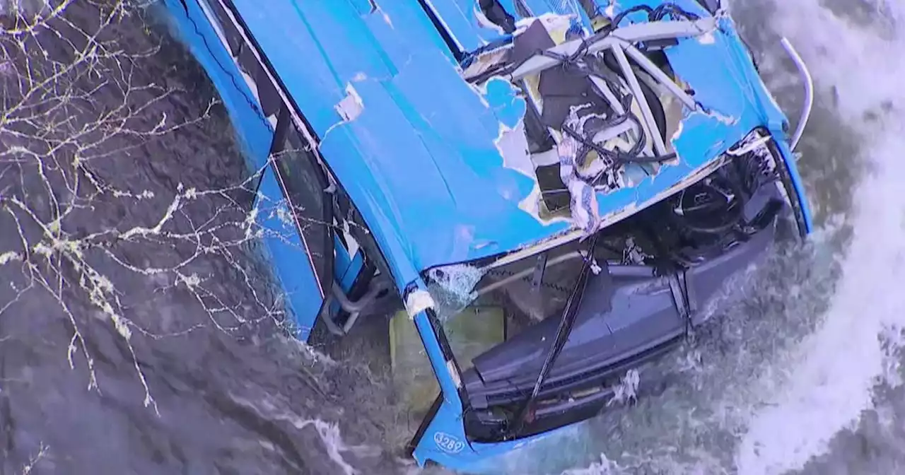 Spagna, un pullman precipita nelle gelide acque del fiume Lerez: sei morti - Video