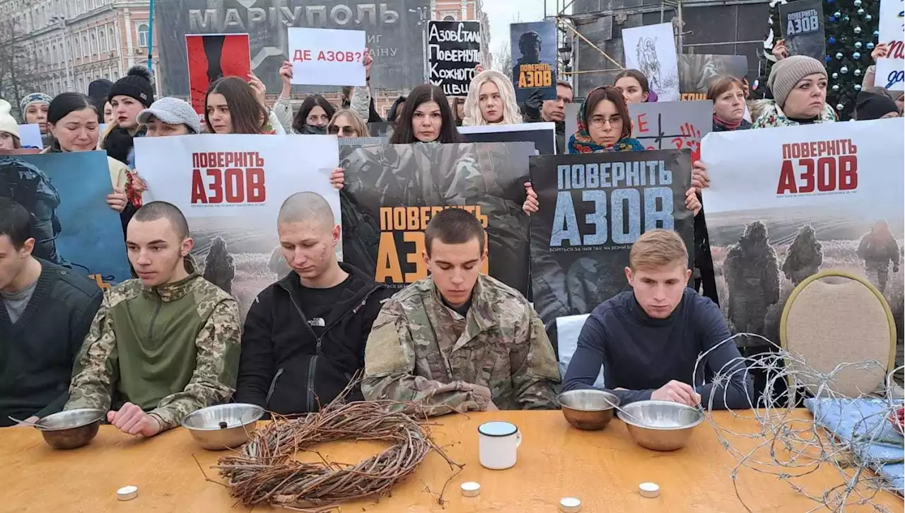 Il Natale dei prigionieri di Azov, con il filospinato a centro tavola