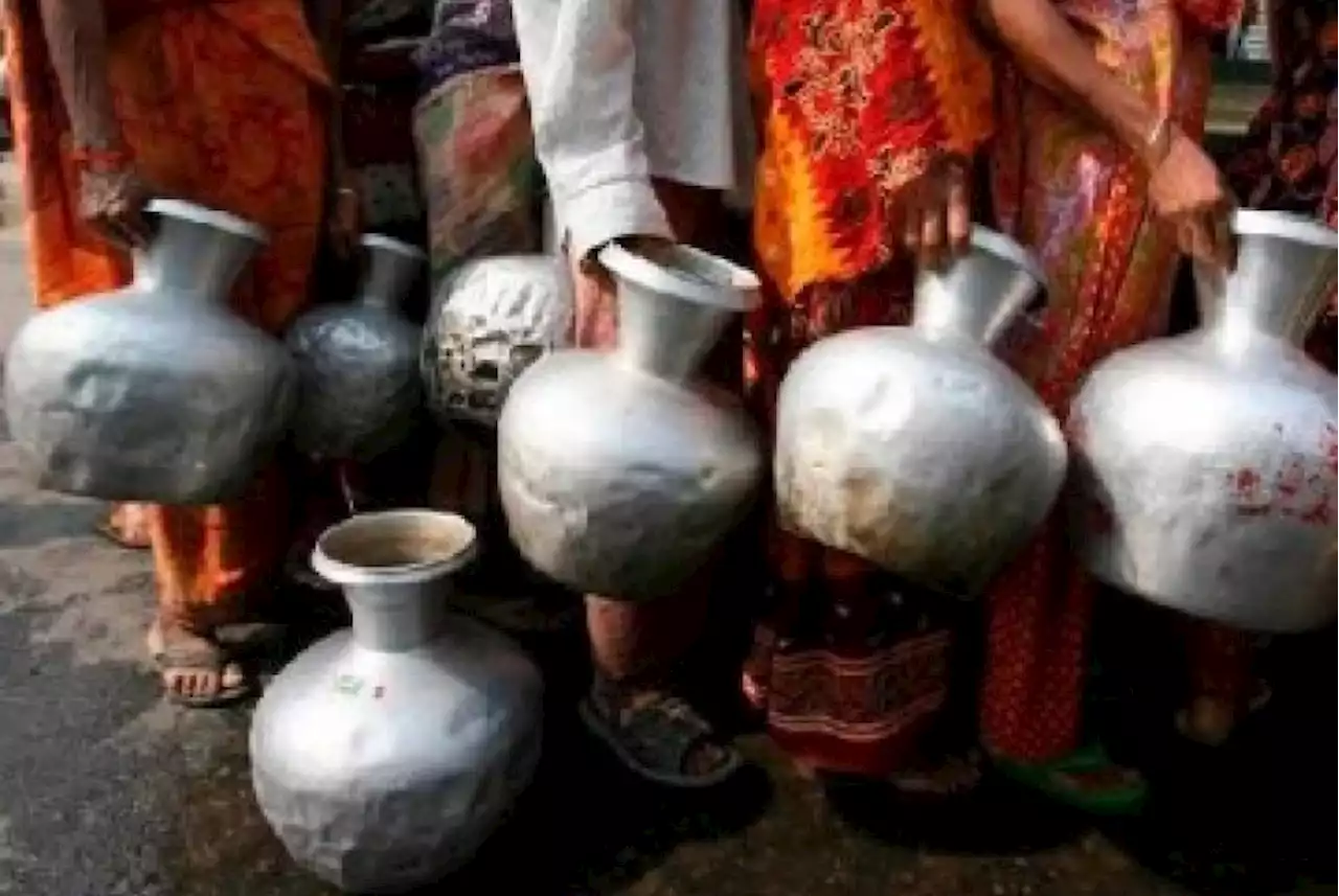 Air Bersih Langka, Masyarakat di Pesisir Bangladesh Meminum Air Hujan |Republika Online