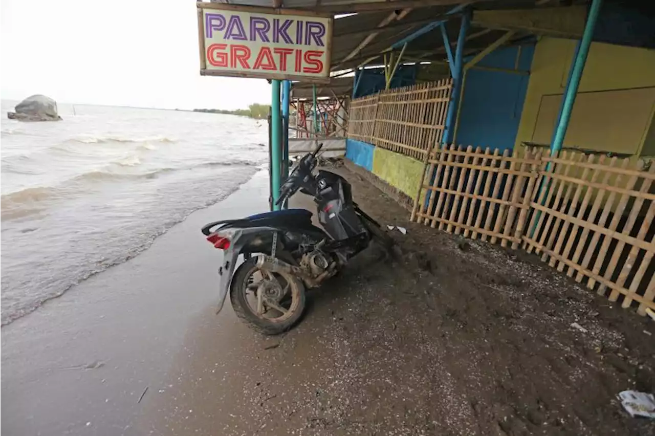 Terdampak Abrasi Pantai, Jalan di Selatan Sukabumi Menyempit dan Ancam Pengguna Jalan |Republika Online