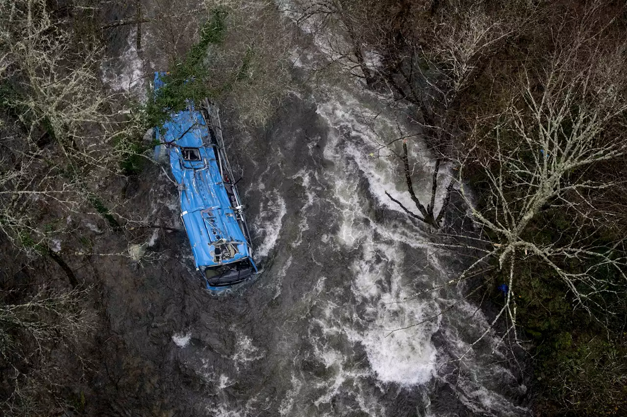 Espagne : quatre morts après la chute spectaculaire d'un car dans une rivière