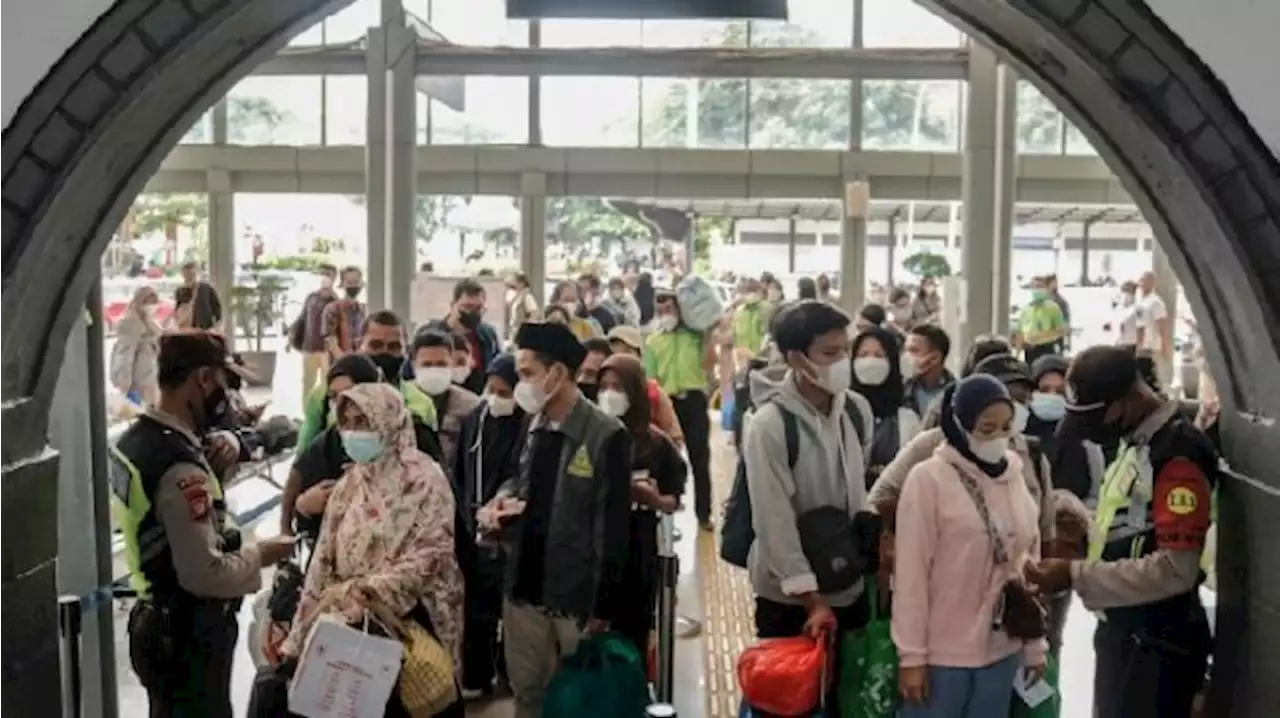 Arus Mudik Natal: 18.300 Penumpang Berangkat dari Stasiun Pasar Senen Hari Ini