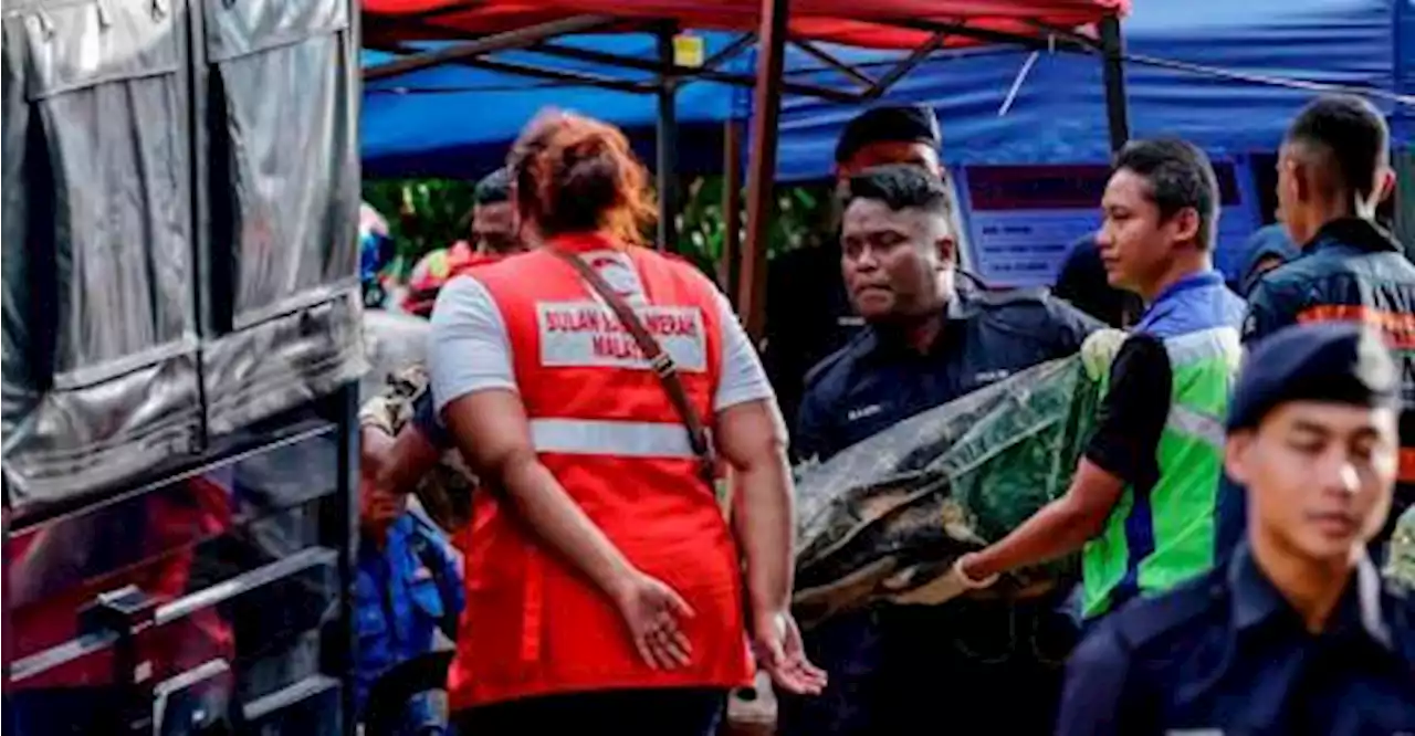 Government hands over donation to two families of Batang Kali landslide victims