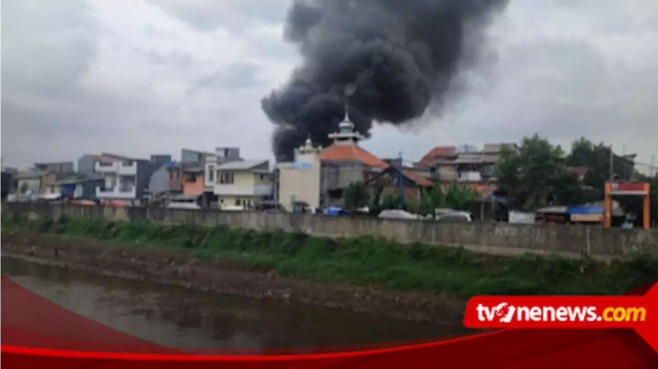 Kebakaran Melanda Kampung Pulo, Puluhan Personel Dikerahkan