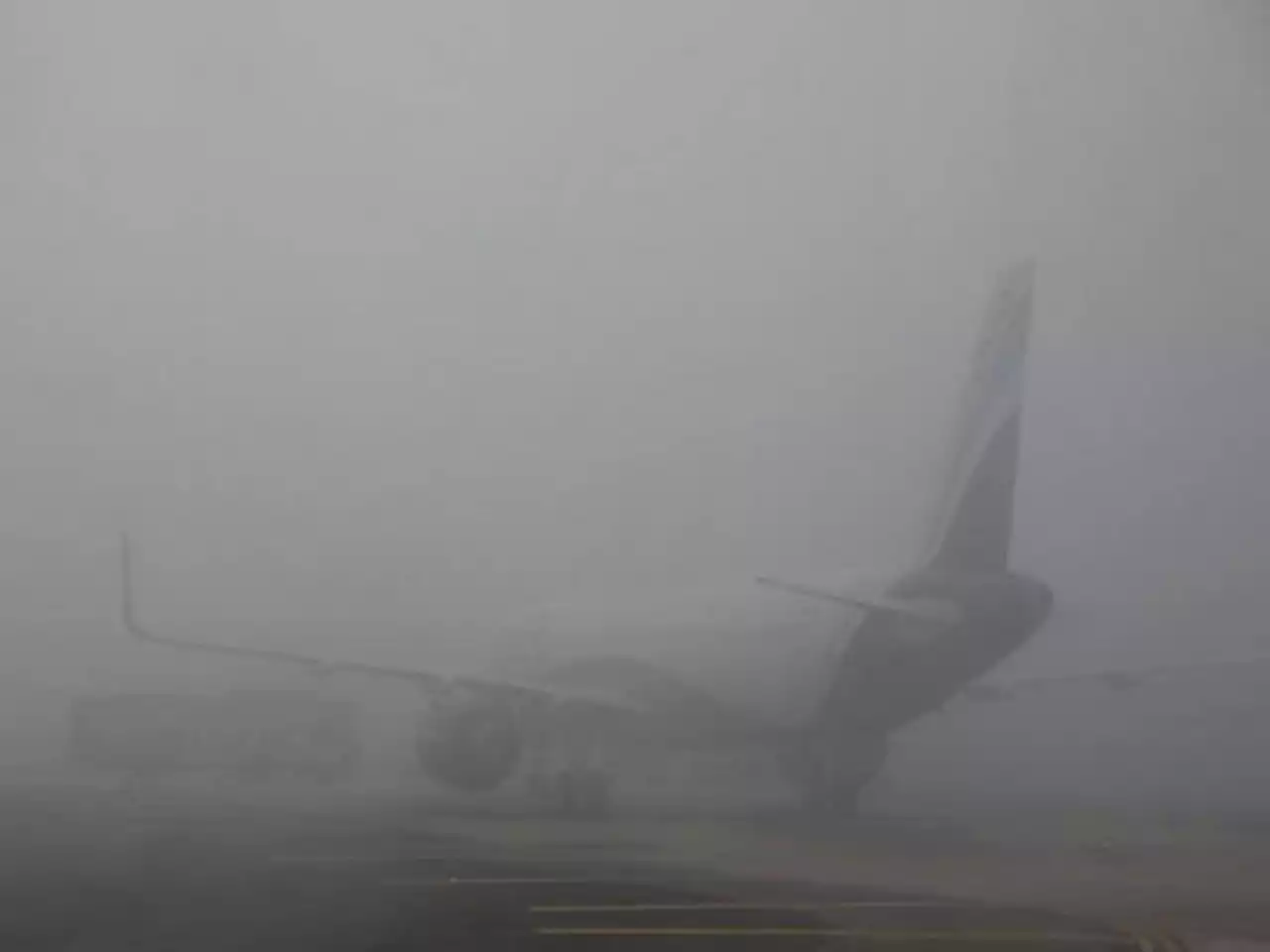 Heavy fog covers Lahore, airport closed, flights cancelled