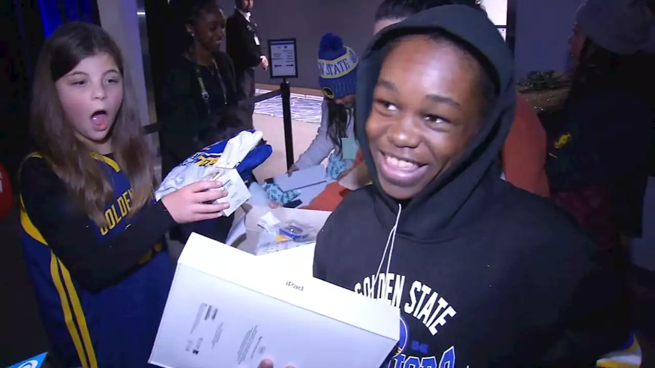 Warriors surprise special young fans with Christmas gifts at Sunday's game