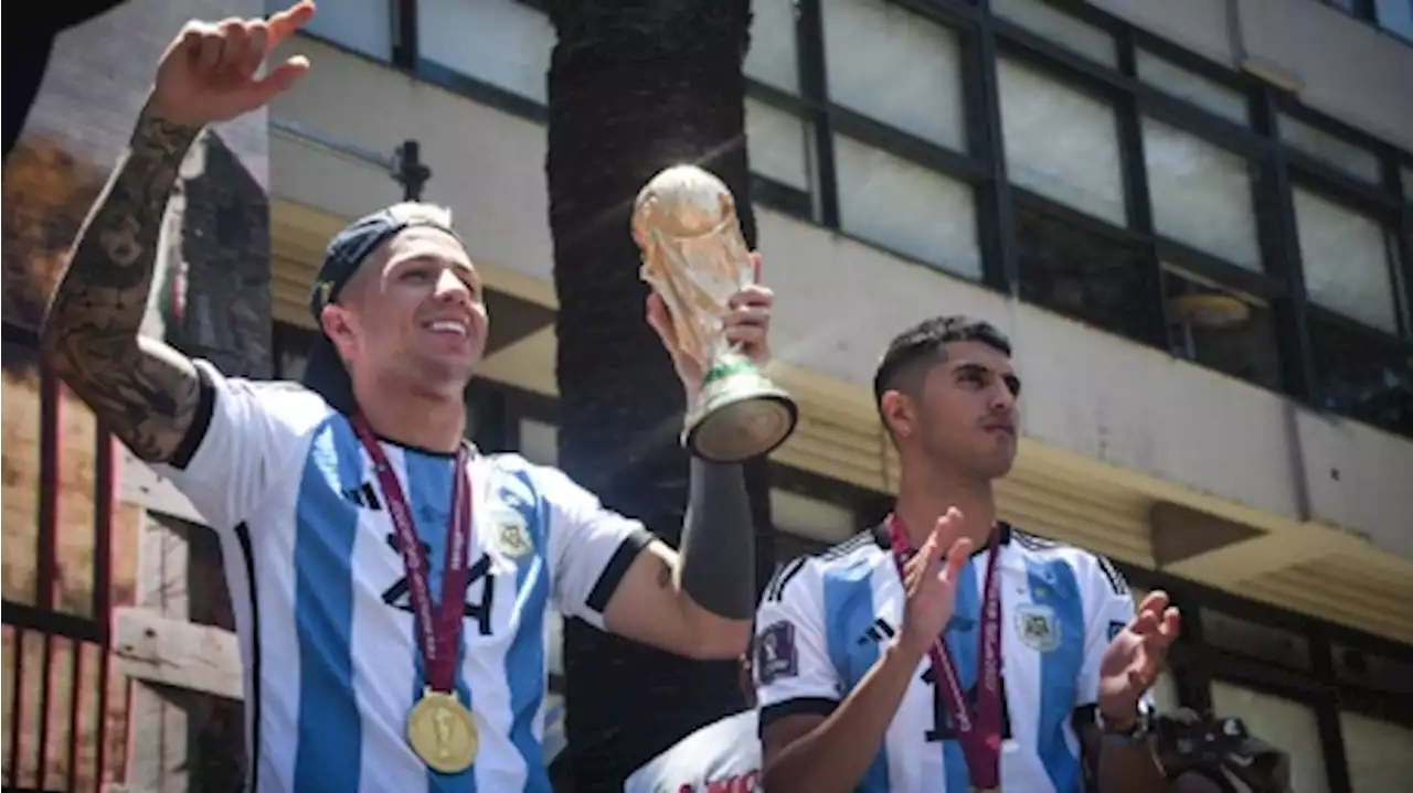 Enzo Fernández y Exequiel Palacios fueron homenajeados por una multitud en San Martín