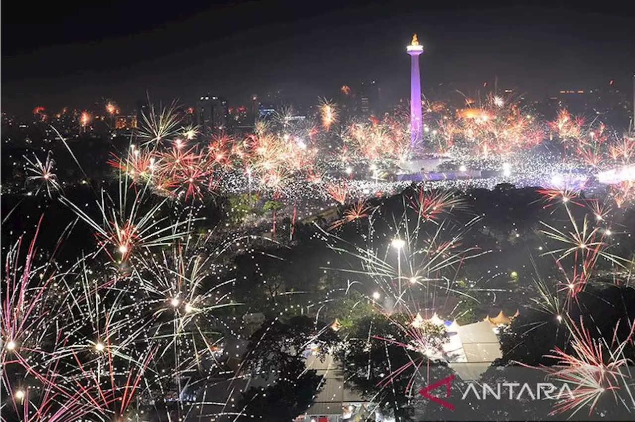 Ribuan petugas kebersihan dikerahkan saat malam tahun baru di Jakarta