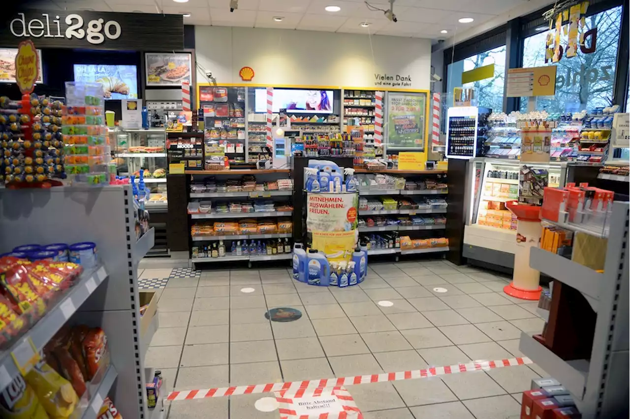 Mann überfällt Tankstelle und wird von Kassierer ausgetrickst – Festnahme