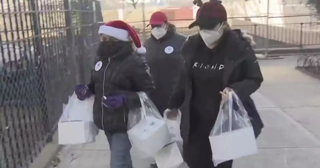 Citymeals on Wheels volunteers deliver 16,000 dinners to New Yorkers on Christmas