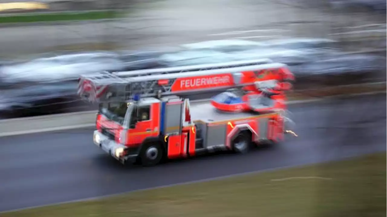 80 Feuerwehrleute löschen brennendes Einfamilienhaus bei Beeskow