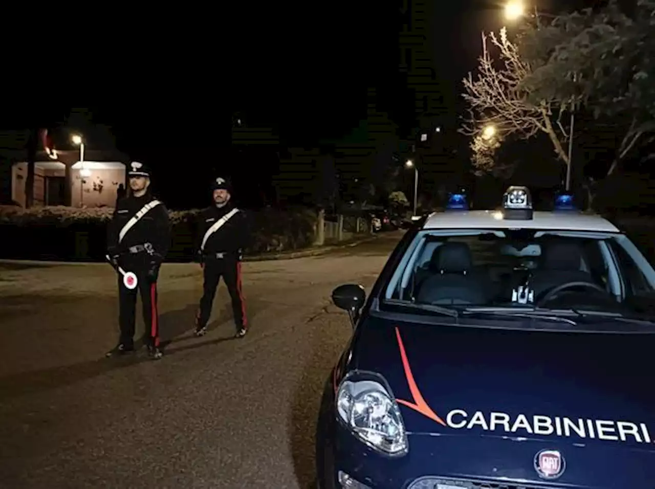 Modena, carabiniere in pensione si barrica in casa a Pavullo: è armato