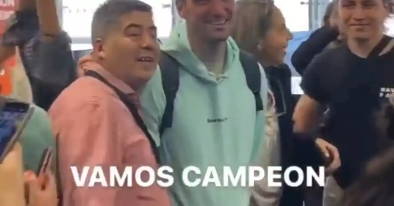 Scaloni se vuelve a Mallorca y causa furor en el aeropuerto