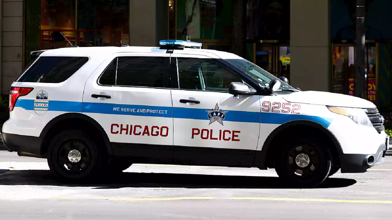 Chicago police witness double shooting before firing back