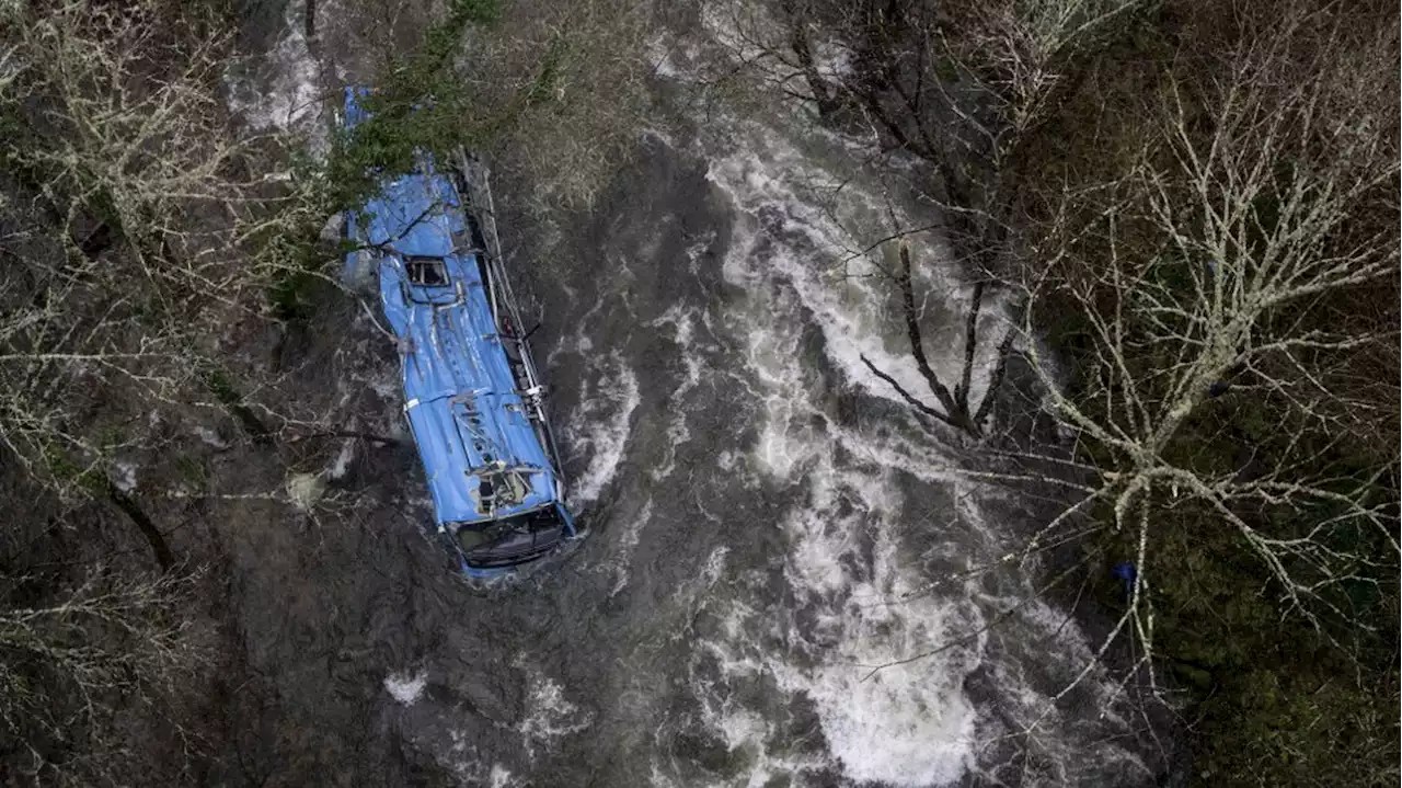 Espagne : sept morts et deux blessés après la chute d'un car dans une rivière