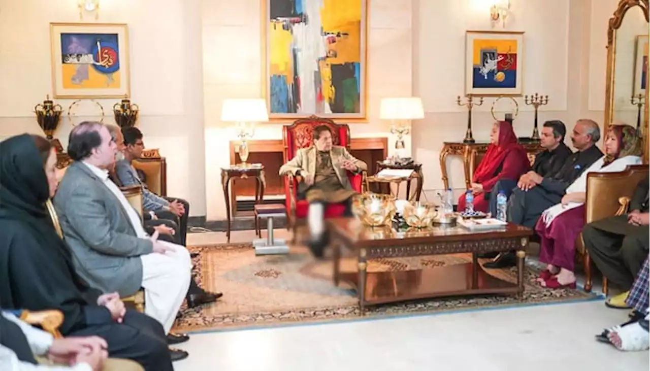 پی ٹی آئی کی استعفوں کی تصدیق کے اعلان کے بعد اسپیکرکی بیرون ملک روانگی کی مذمت